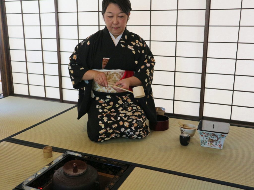 着物で茶道体験しよー 浅草着物レンタル 愛和服