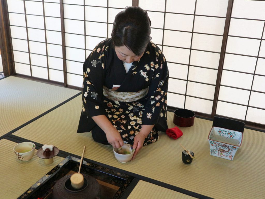着物で茶道体験しよー 浅草着物レンタル 愛和服
