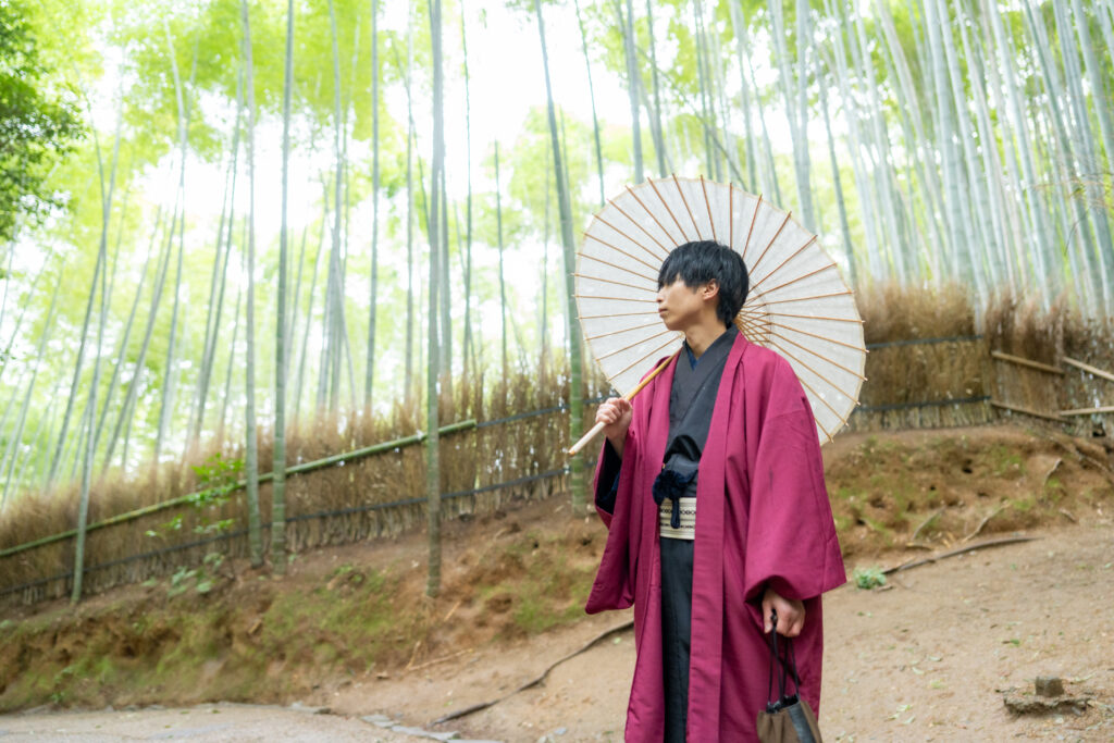 男性着流し 嵐山 和傘