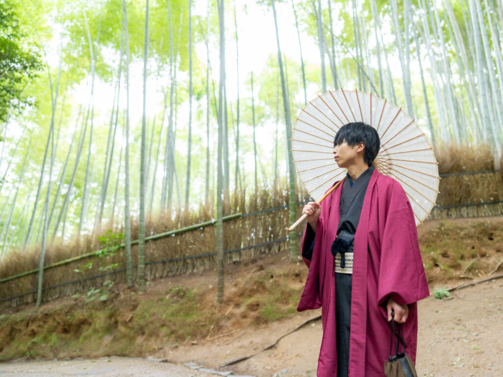 男性着流し 嵐山 和傘