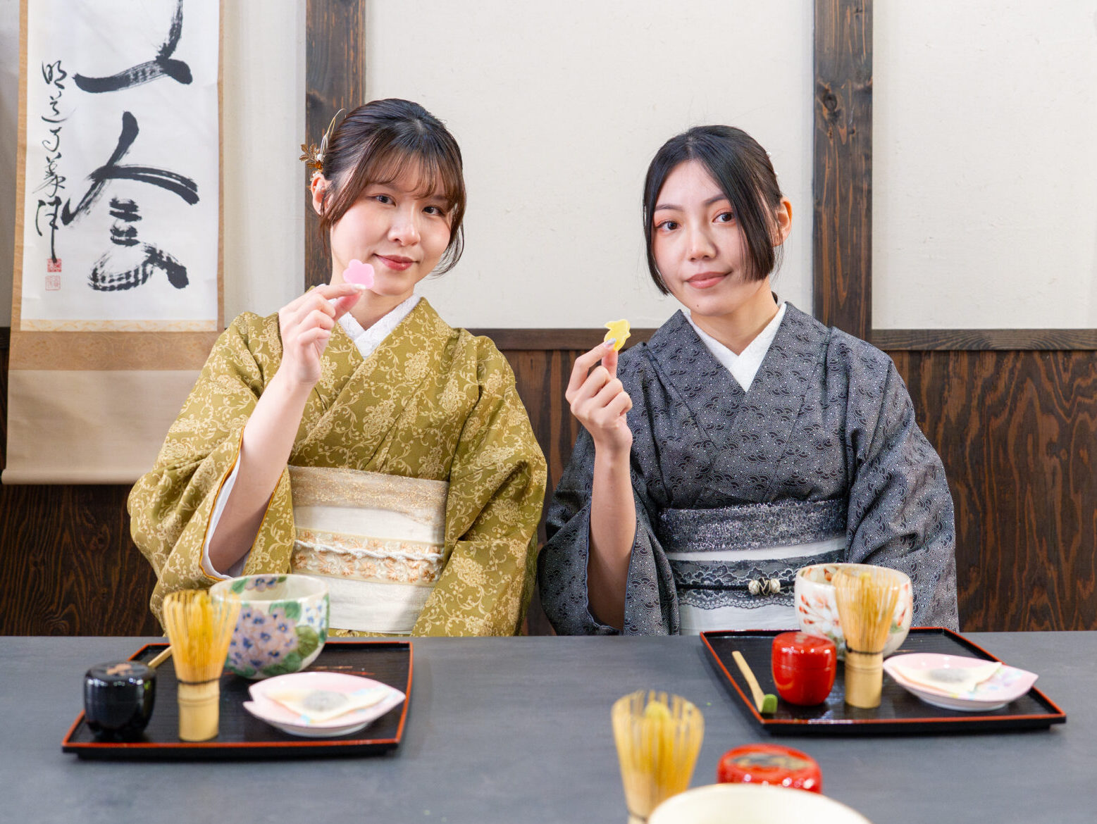 着物で日本の茶道体験する女性