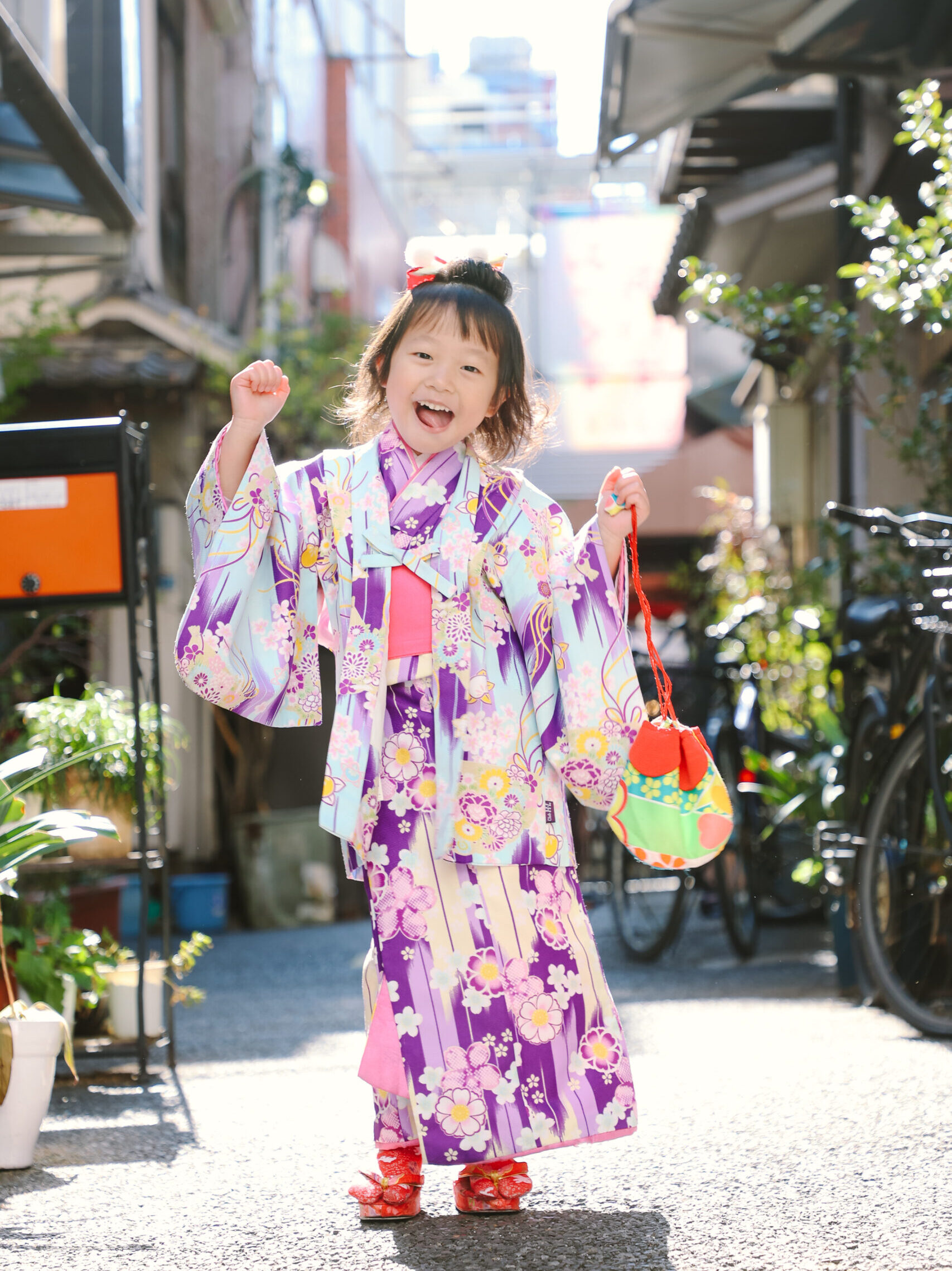 着物を着る子供