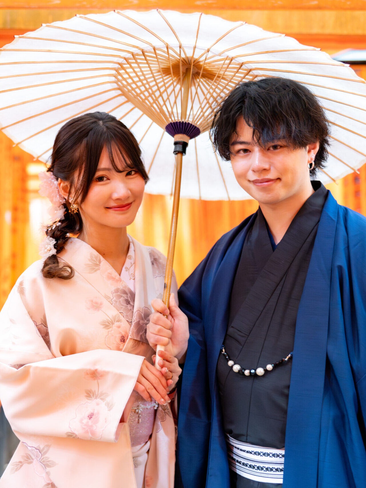 着物で神社に参拝するカップル