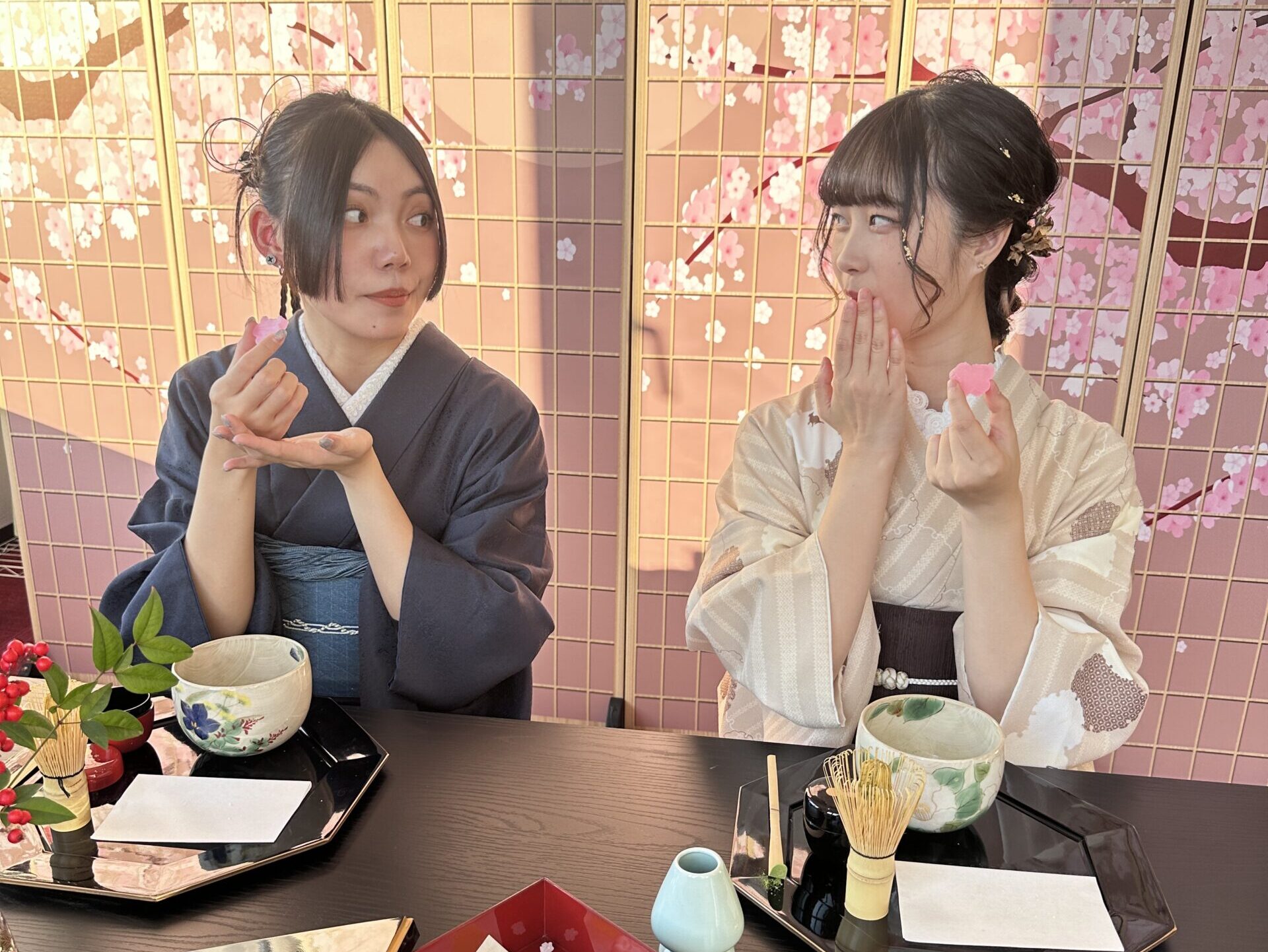 着物で日本の茶道体験する女性