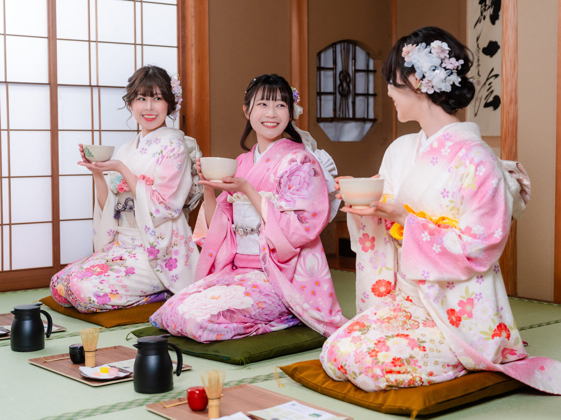 着物で日本の茶道体験する女性